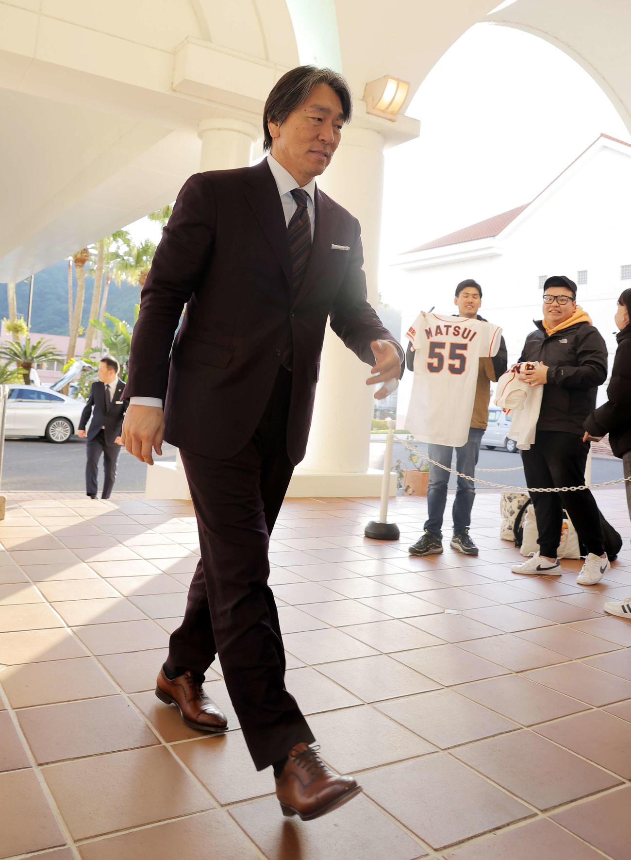 巨人の臨時コーチを務めるため宮崎入りした松井秀喜氏は宿舎に入る