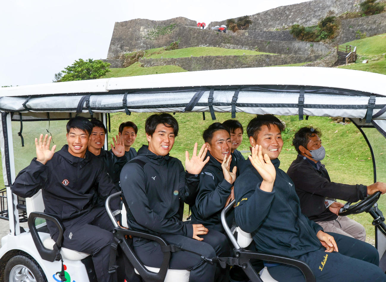 キャンプ休日で勝連城跡を訪れ笑顔を見せる阪神の新人ら、左から百崎、山田、下村、石黒、福島、津田、松原（撮影・上山淳一）