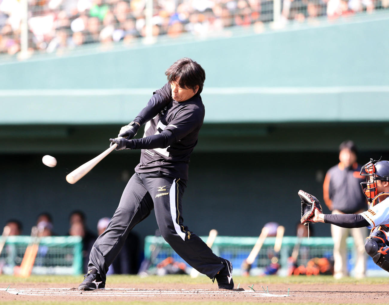 14年ランチ特打で阿部から右翼席へ本塁打を放つ松井臨時コーチ（左）