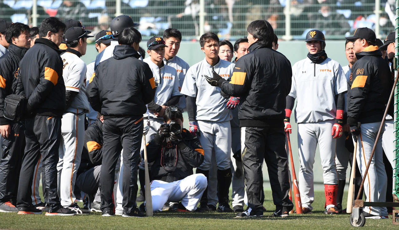 18年、野手陣に訓示する松井臨時コーチ（右から4人目）。右は高橋監督