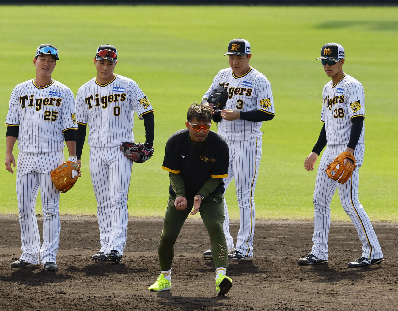 6日、鳥谷臨時コーチ（手前）の守備指導を受ける。後方左から渡辺諒、木浪、大山、小幡（撮影・藤尾明華）