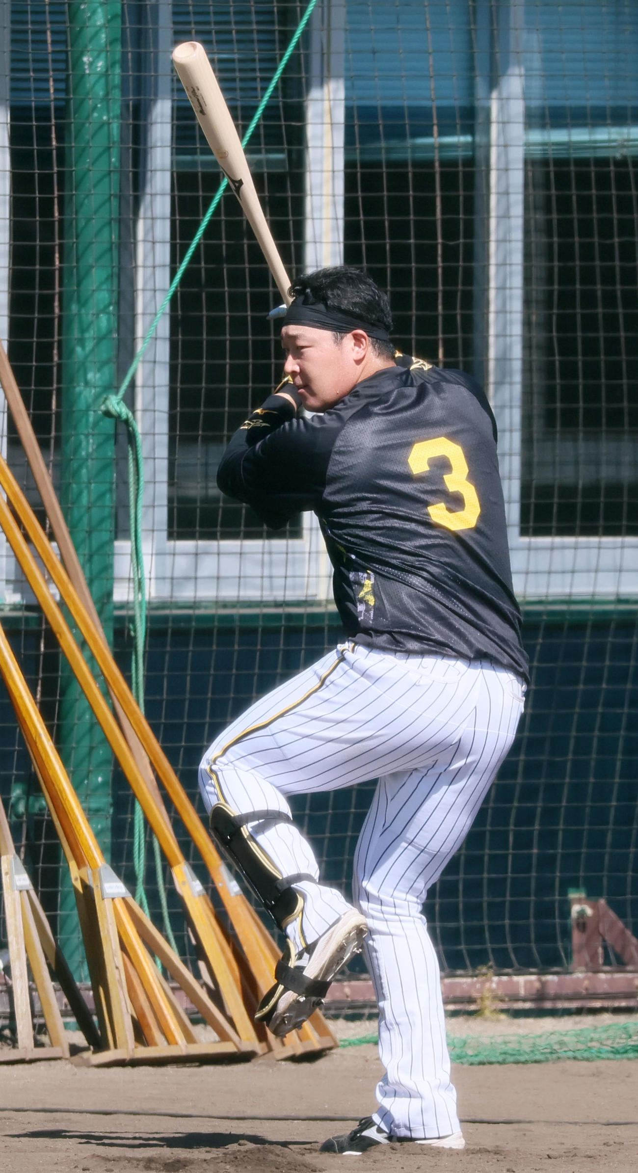 1日、ロングティー打撃を行う大山（撮影・加藤哉）