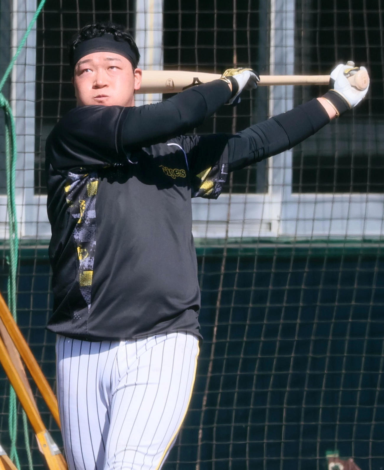 1日、ロングティー打撃を行う大山（撮影・加藤哉）
