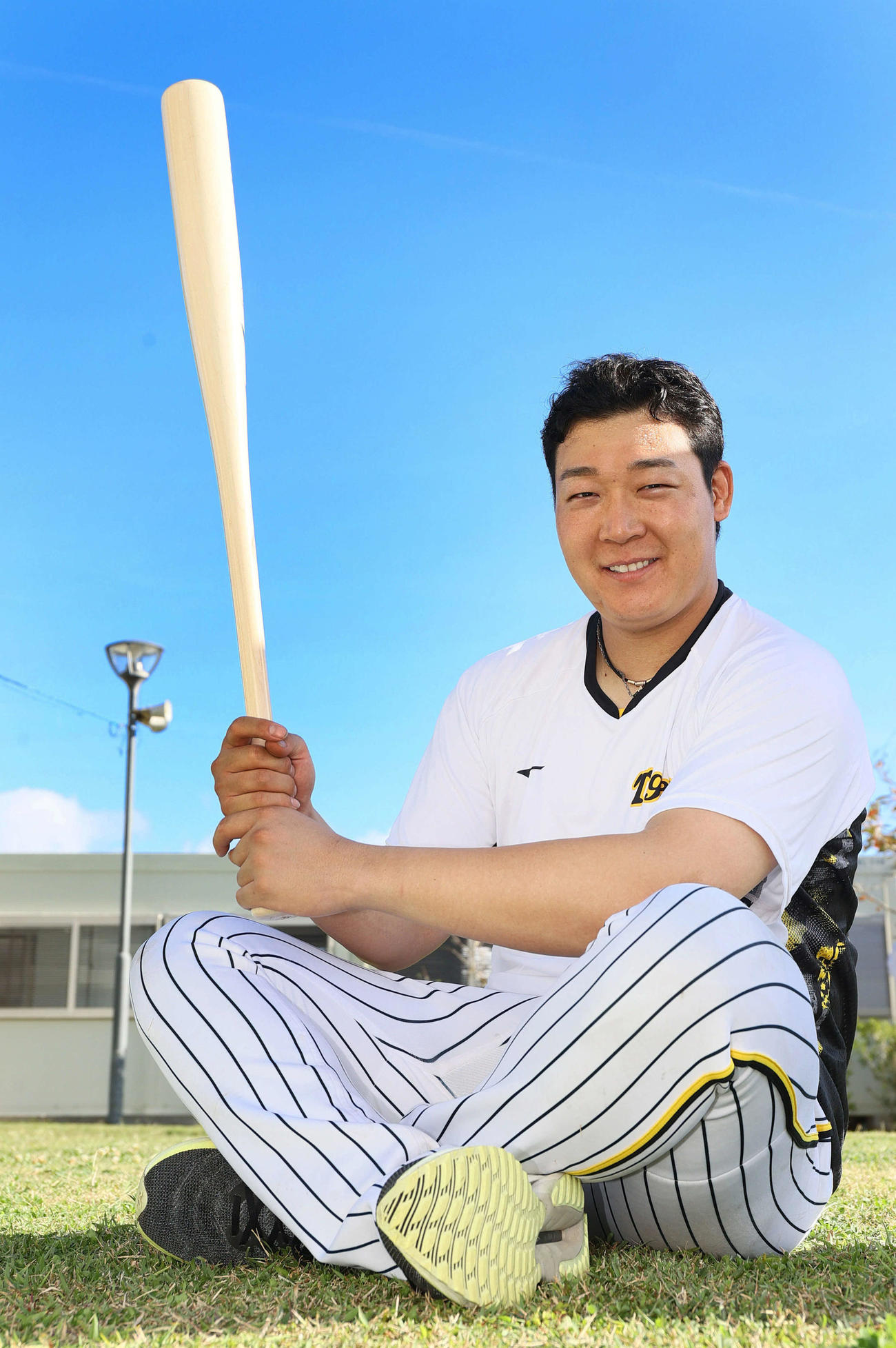快晴の宜野座でバットを手に笑顔を見せる阪神大山（撮影・上山淳一）