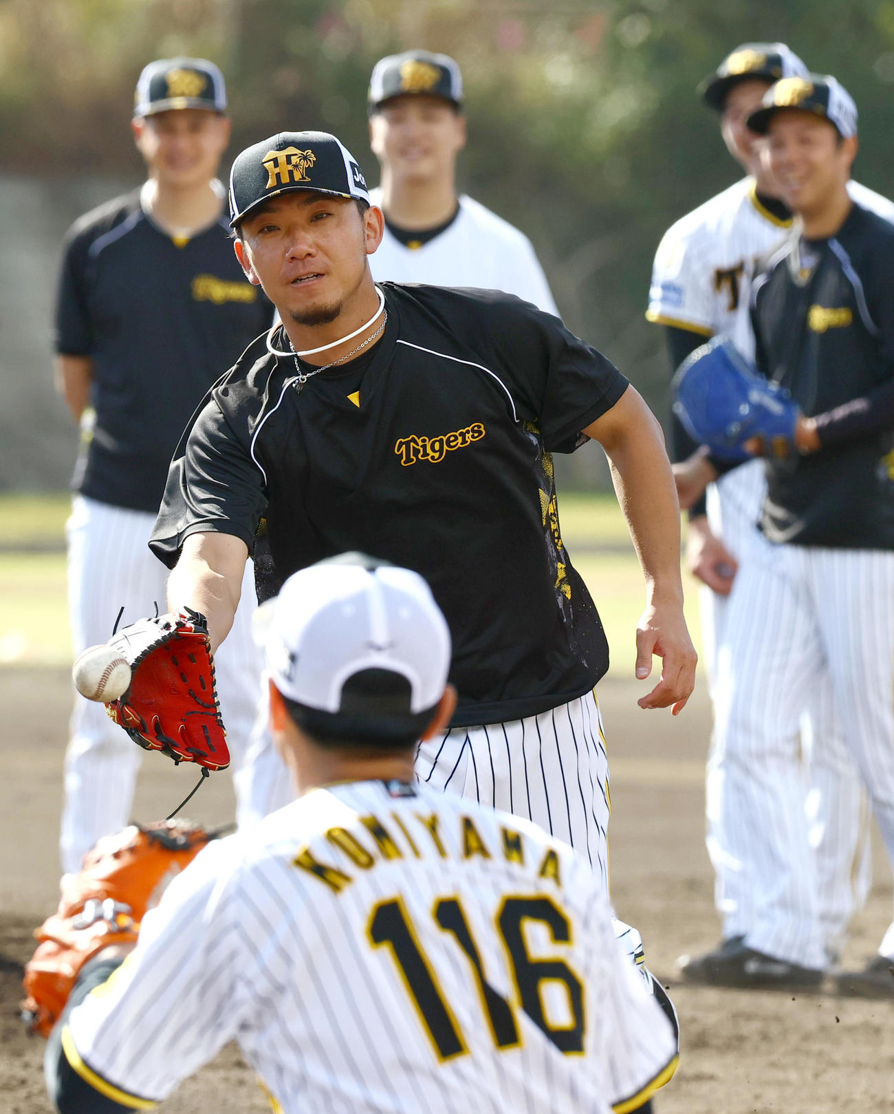サブグラウンドで汗を流す阪神伊藤将司（撮影・上山淳一）