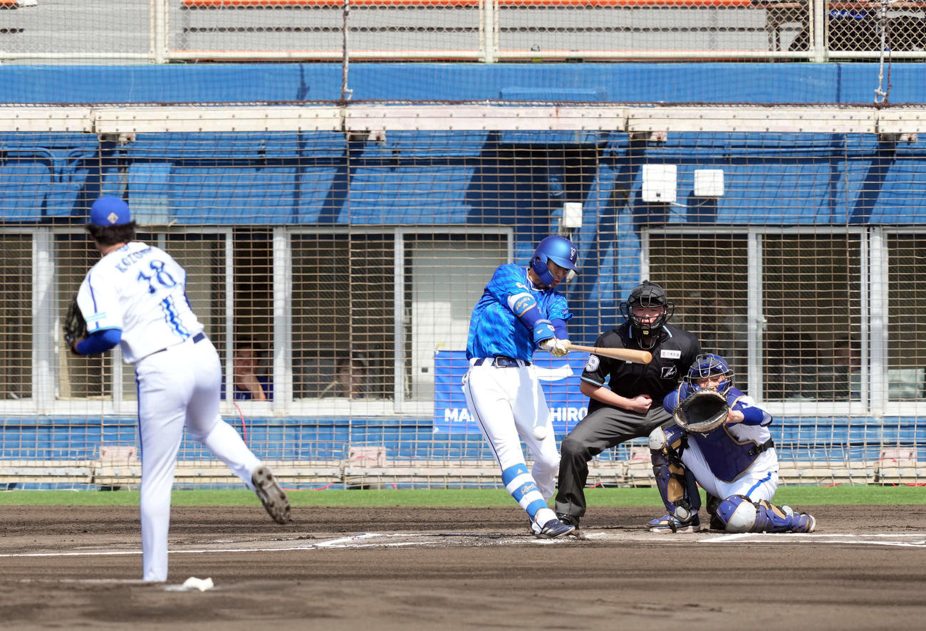 紅白戦　1回表紅組無死、右前に安打を放つ度会。投手小園（撮影・たえ見朱実）