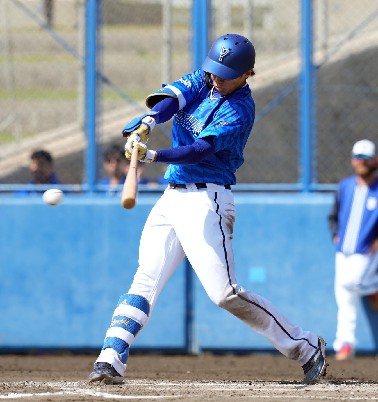 紅白戦　2回表紅組1死一、二塁、中前適時打を放つ度会（撮影・たえ見朱実）