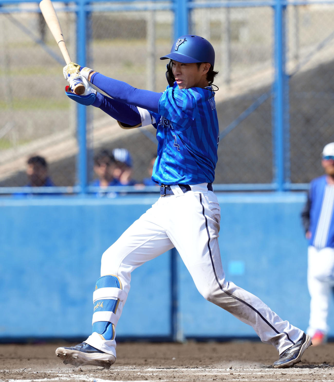 紅白戦　2回表紅組1死一、二塁、中前適時打を放つ度会（撮影・たえ見朱実）