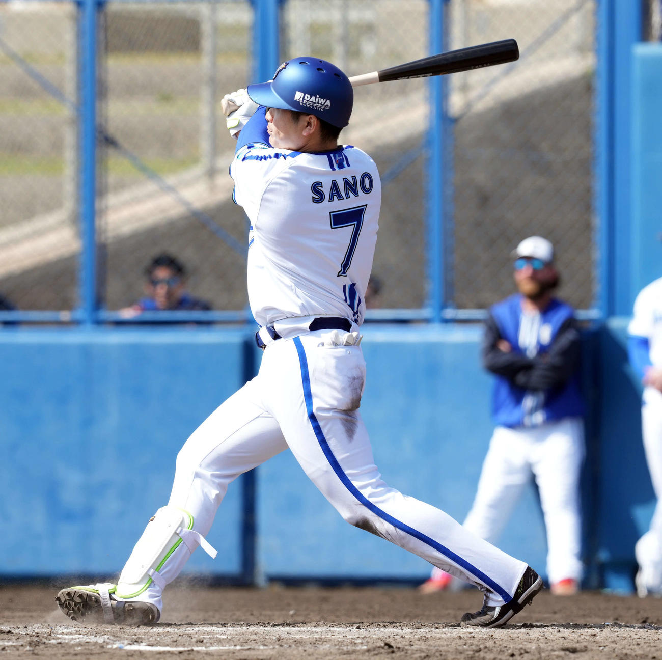 紅白戦　3回裏白組1死、右前に安打を放つ佐野（撮影・たえ見朱実）