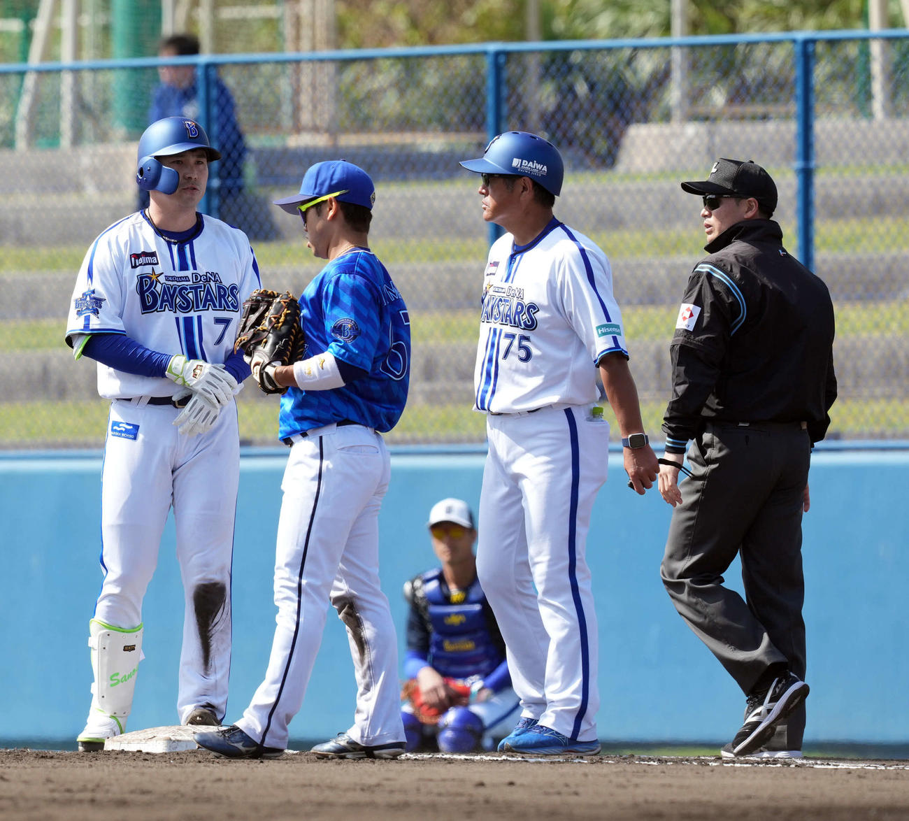 紅白戦　3回裏白組1死、右前に安打を放った佐野（撮影・たえ見朱実）