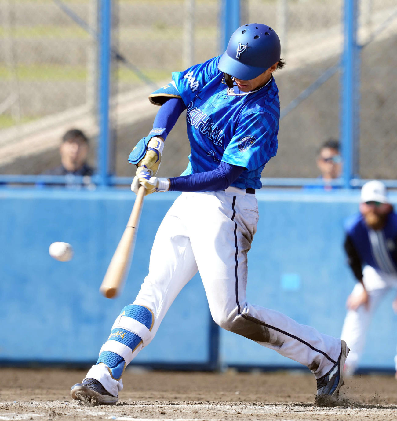 紅白戦　4回表紅組2死二塁、右越えに適時二塁打を放つ度会（撮影・たえ見朱実）