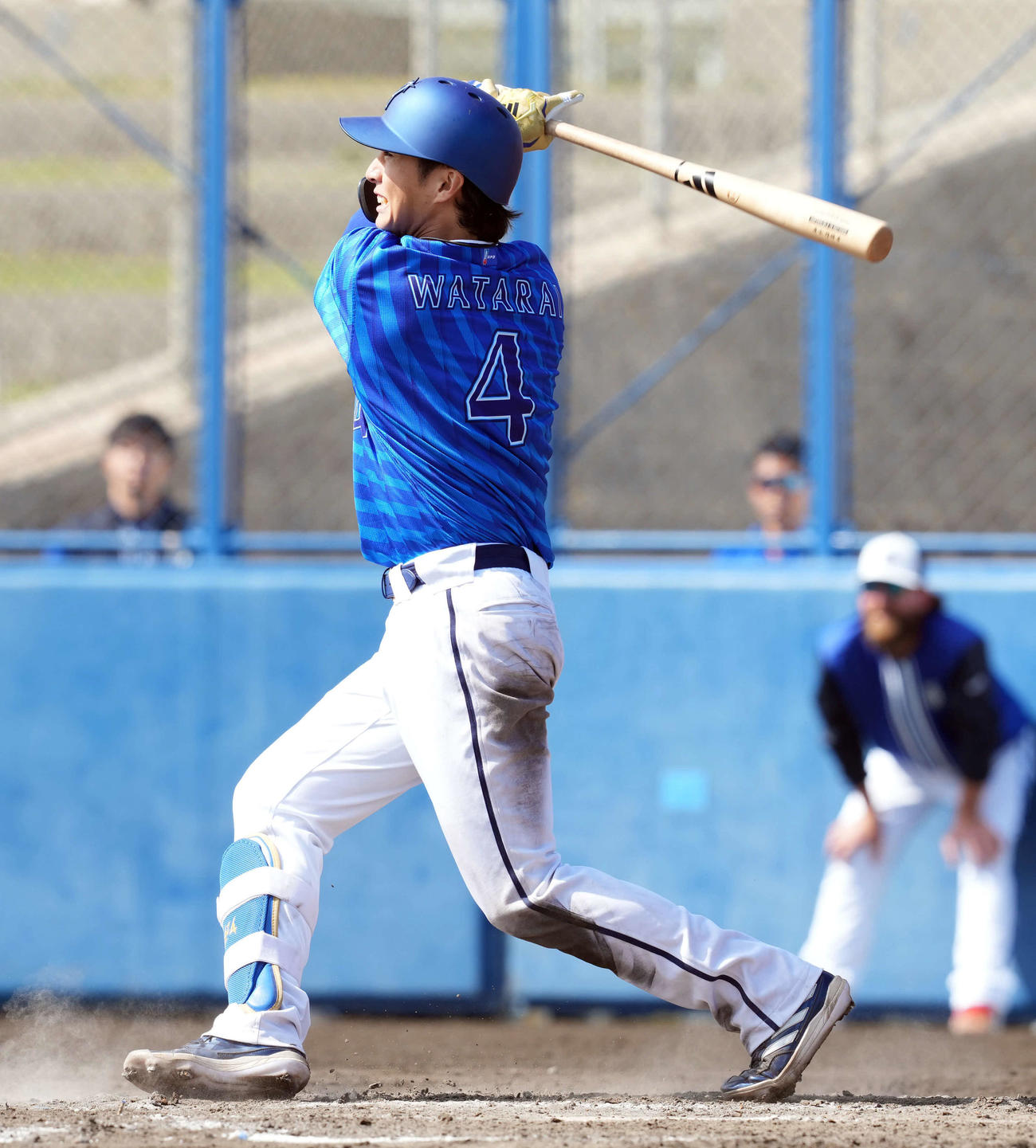 紅白戦　4回表紅組2死二塁、右越えに適時二塁打を放つ度会（撮影・たえ見朱実）