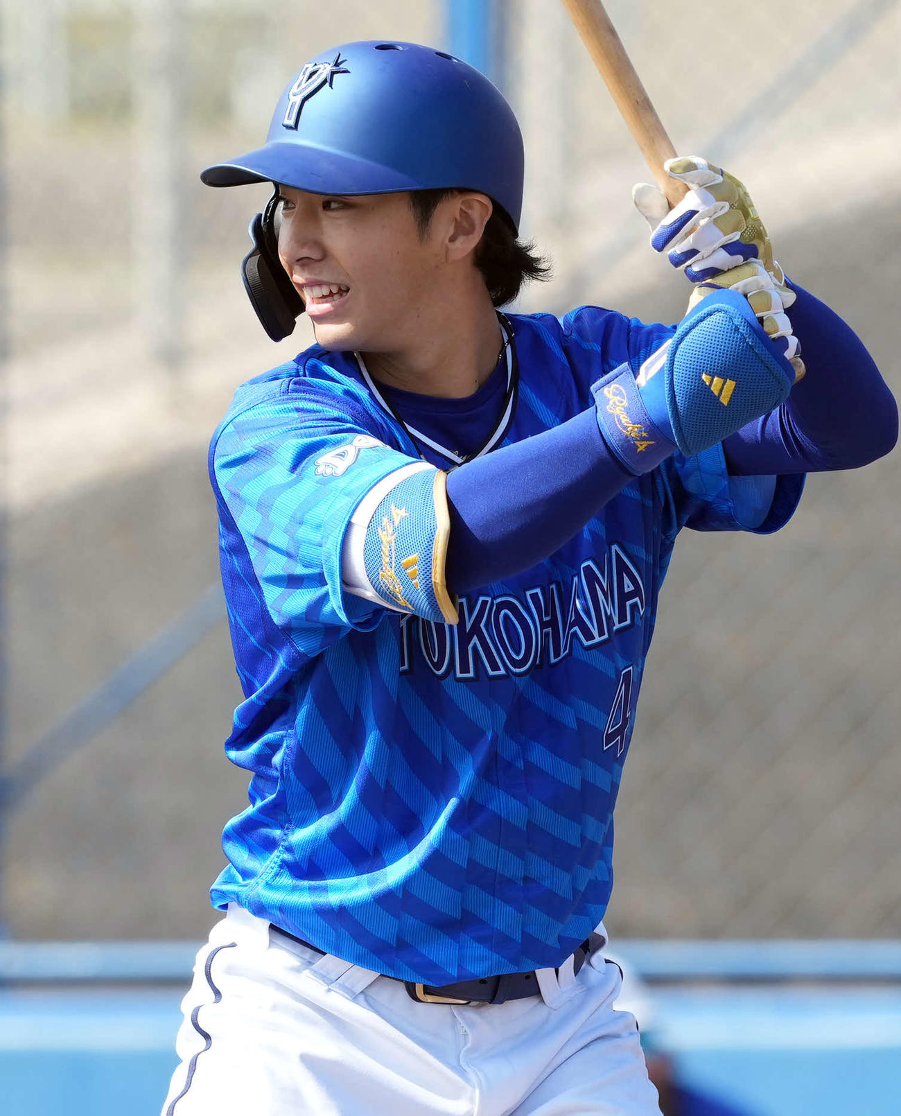 紅白戦　4回表紅組2死二塁、打席に立ち笑顔を見せる度会（撮影・たえ見朱実）