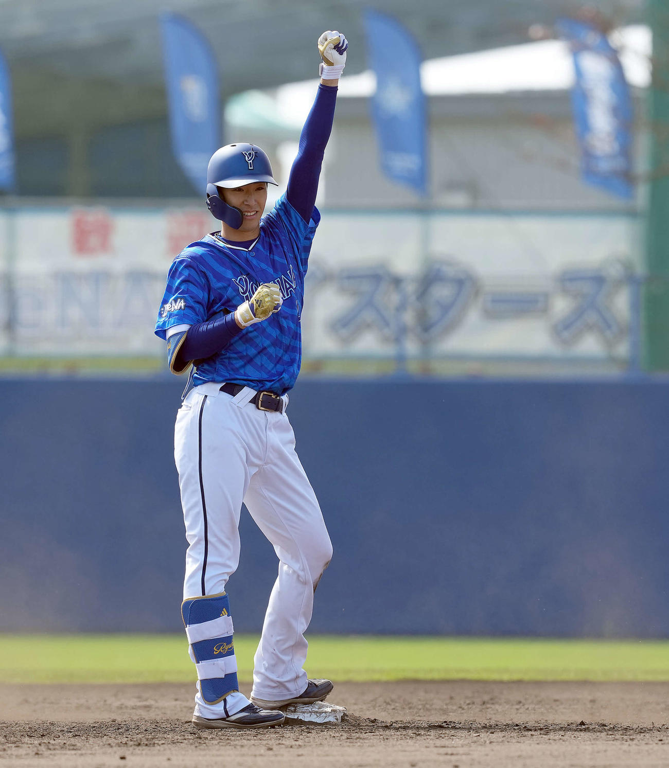 紅白戦　4回表紅組2死二塁、右越えに適時二塁打を放ちポーズを決める度会（撮影・たえ見朱実）