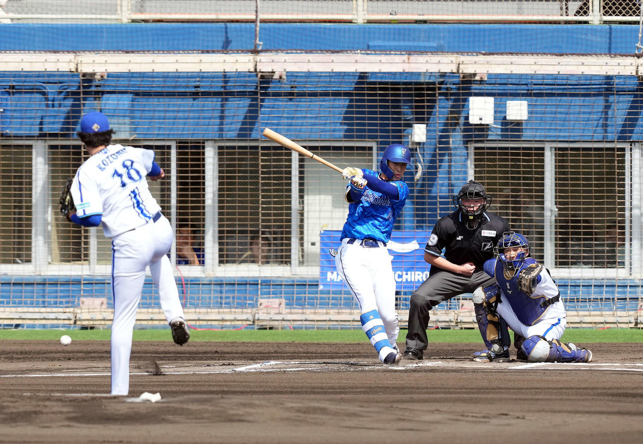 紅白戦　1回表紅組無死、右前に安打を放つ度会。投手小園（撮影・たえ見朱実）