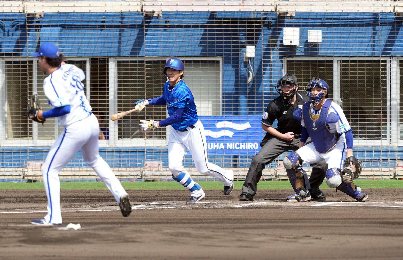 紅白戦　1回表紅組無死、右前に安打を放つ度会。投手小園（撮影・たえ見朱実）