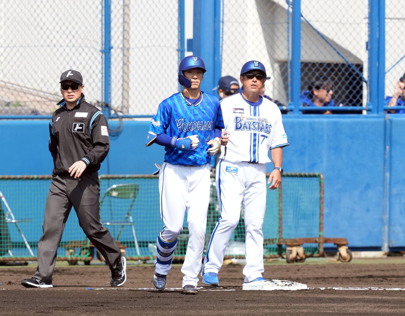 紅白戦　1回表紅組無死、右前に安打を放った度会（撮影・たえ見朱実）