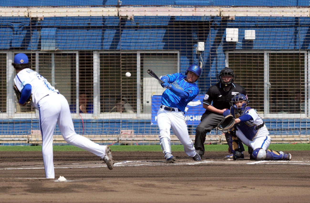 紅白戦　1回表紅組無死一塁、右前に安打を放つ石上。投手小園（撮影・たえ見朱実）