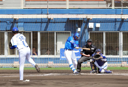 紅白戦　1回表紅組無死、右前に安打を放つ度会。投手小園（撮影・たえ見朱実）
