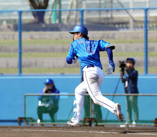 紅白戦　2回表紅組1死一、二塁、中前適時打を放った度会（撮影・たえ見朱実）