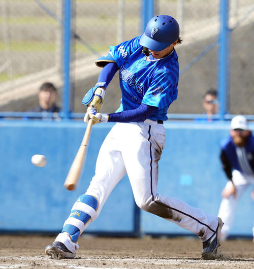 紅白戦　4回表紅組2死二塁、右越えに適時二塁打を放つ度会（撮影・たえ見朱実）