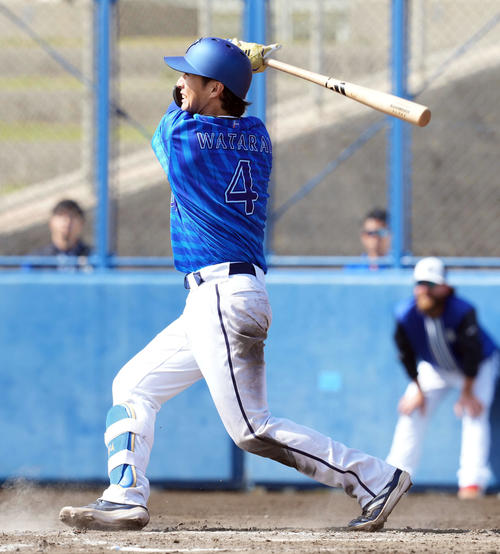 紅白戦　4回表紅組2死二塁、右越えに適時二塁打を放つ度会（撮影・たえ見朱実）