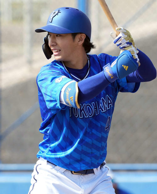紅白戦　4回表紅組2死二塁、打席に立ち笑顔を見せる度会（撮影・たえ見朱実）