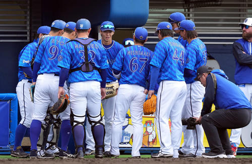試合前の円陣で声出しをするDeNA度会（撮影・たえ見朱実）