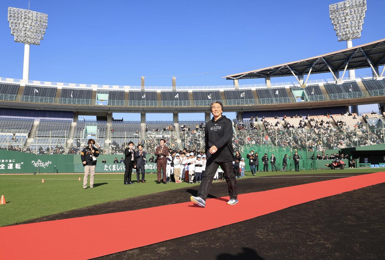巨人の臨時コーチとしてレッドカーペットが敷かれたひなたサンマリンスタジアムに入る松井秀喜氏(撮影・浅見桂子)