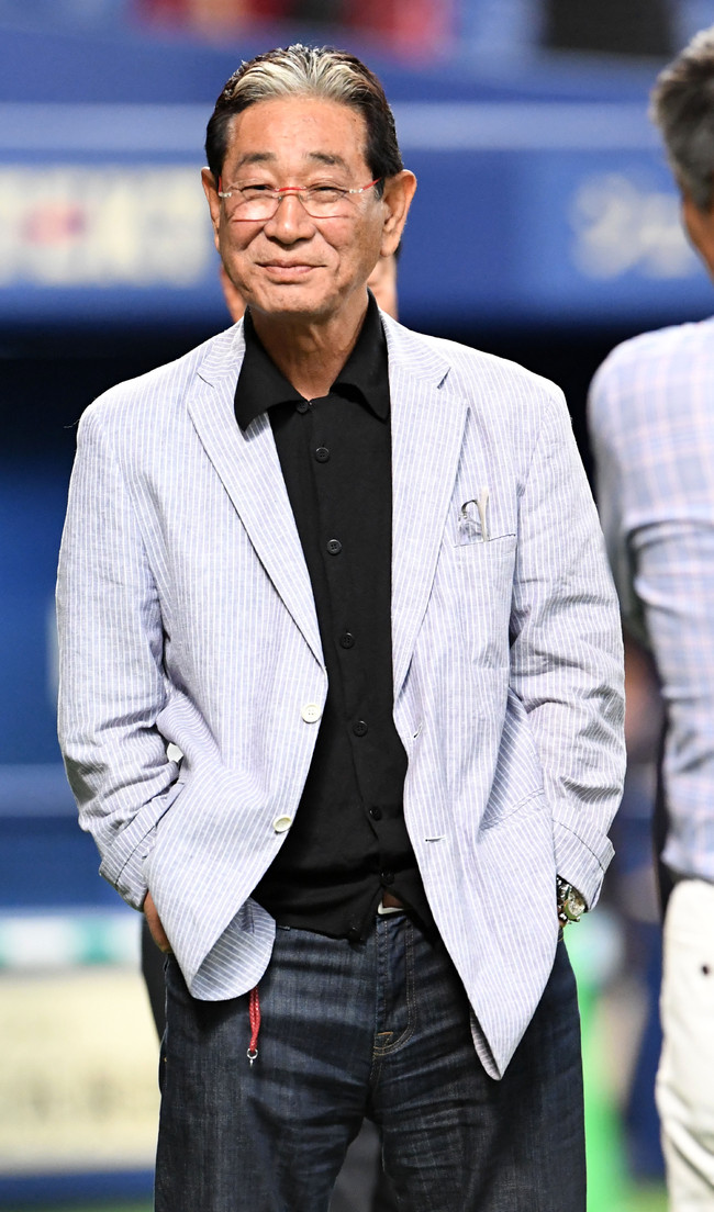 ジーンズ姿で練習を見る楽天星野仙一副会長=2017年6月2日、ナゴヤドーム