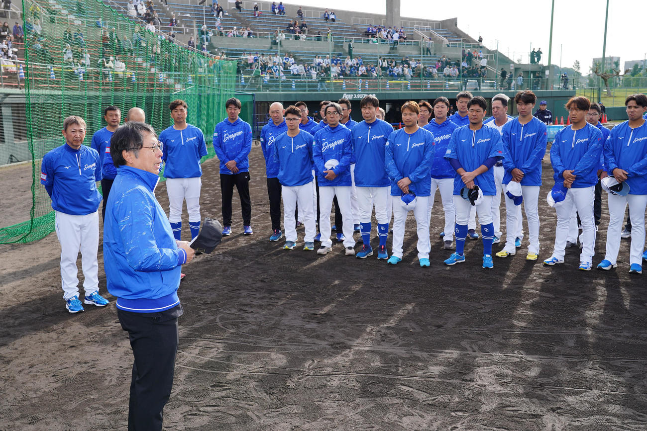 練習開始前、監督、選手、スタッフらに話をする大島オーナー（手前）（中日ドラゴンズ球団提供）