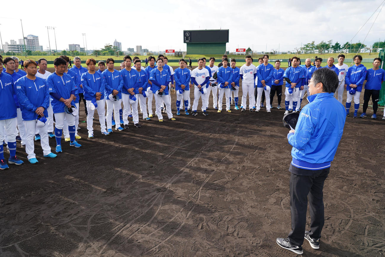 練習開始前、監督、選手、スタッフらに話をする大島オーナー（手前）（中日ドラゴンズ球団提供）