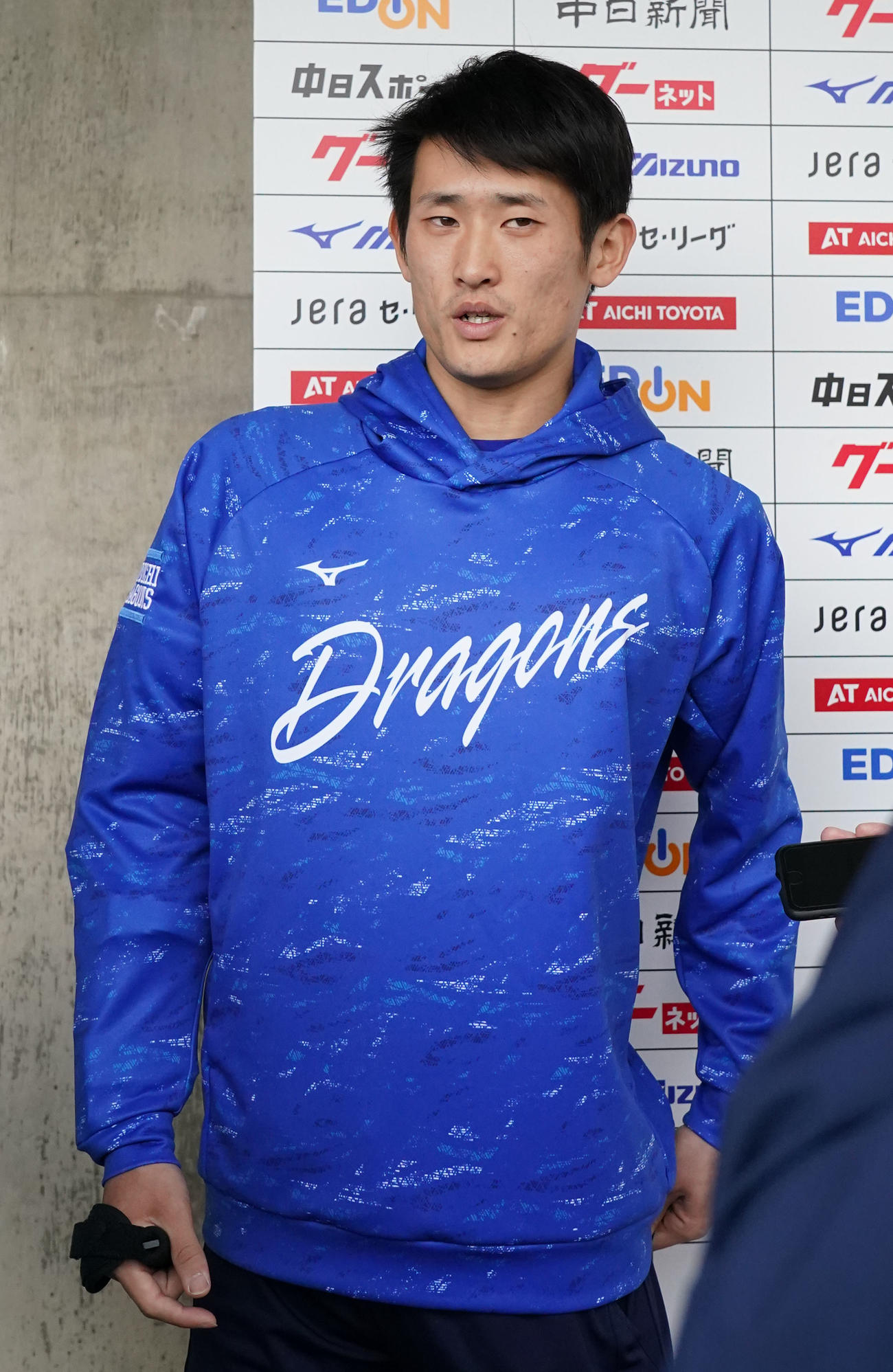 練習開始前、取材対応をする沖縄入りした草加（撮影・森本幸一）