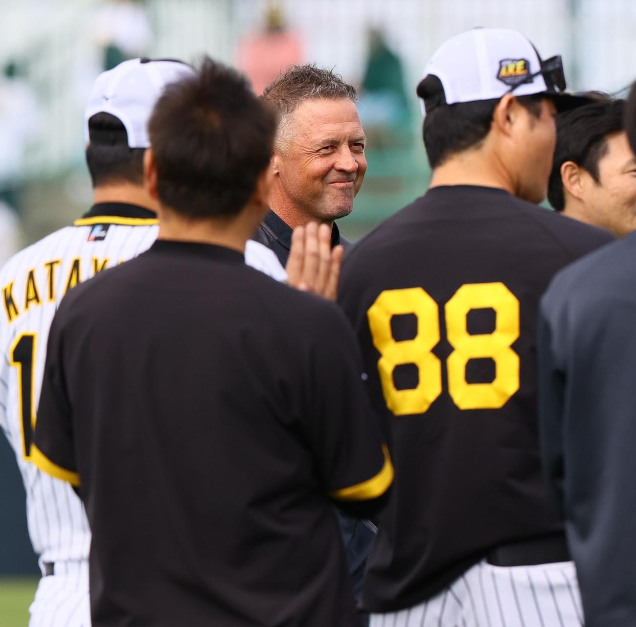阪神の選手らにあいさつするウィリアムス駐在米スカウト（撮影・上山淳一）