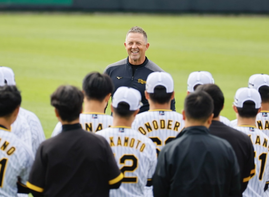 阪神春季キャンプ　円陣であいさつするジェフ・ウィリアムス（左端）（撮影・藤尾明華）