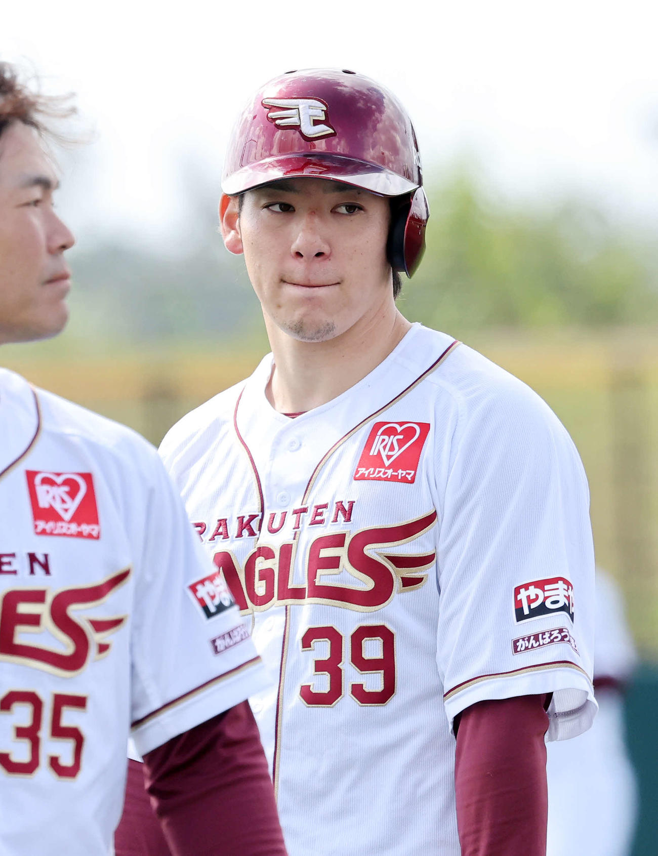 走塁練習に向かう楽天伊藤裕（撮影・鈴木正人）