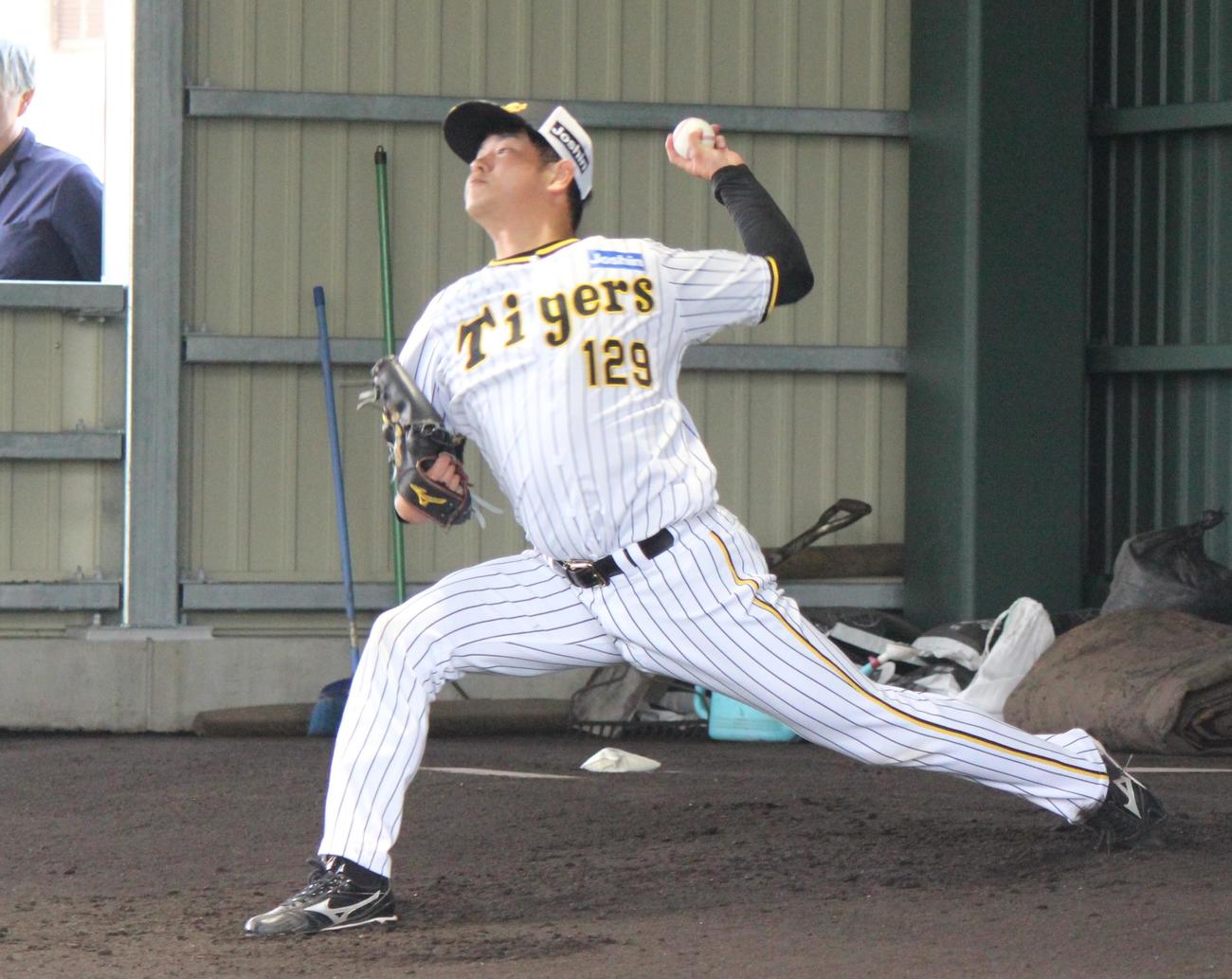 2軍キャンプで初めて捕手を座らせて投球した阪神高橋遥人（撮影・柏原誠）