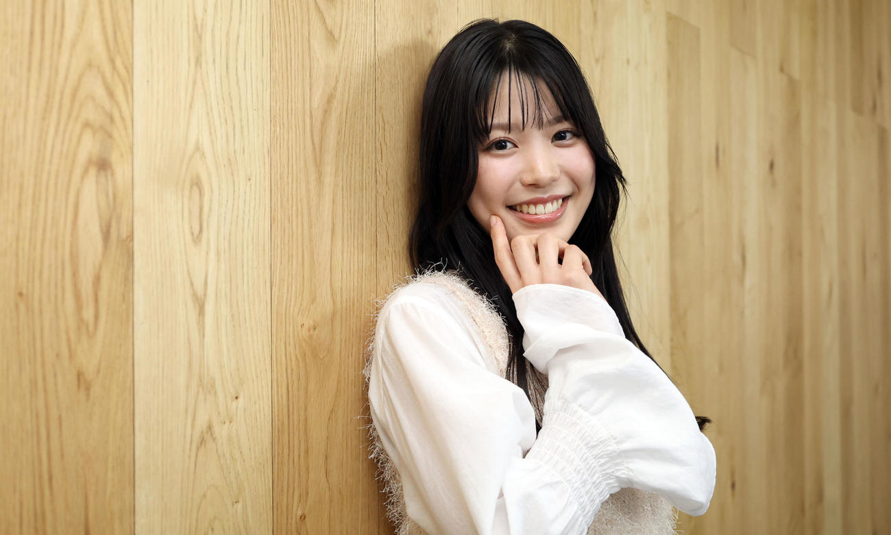 1月、インタビュー後の写真撮影に応じる元ファイターズガールの滝谷美夢（撮影・佐藤翔太）