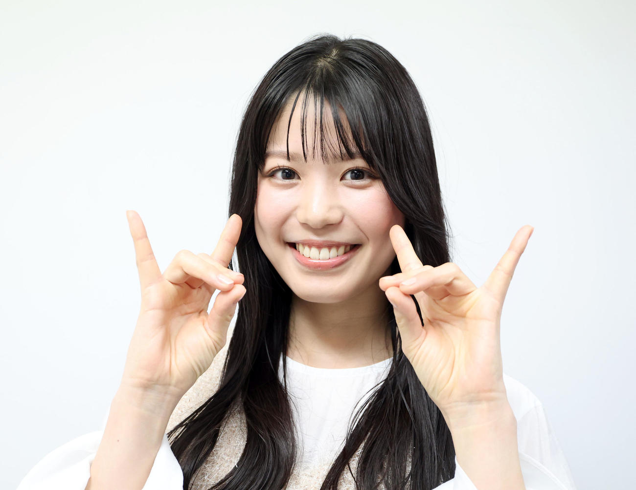 1月、インタビュー後の写真撮影に応じる元ファイターズガールの滝谷美夢（撮影・佐藤翔太）