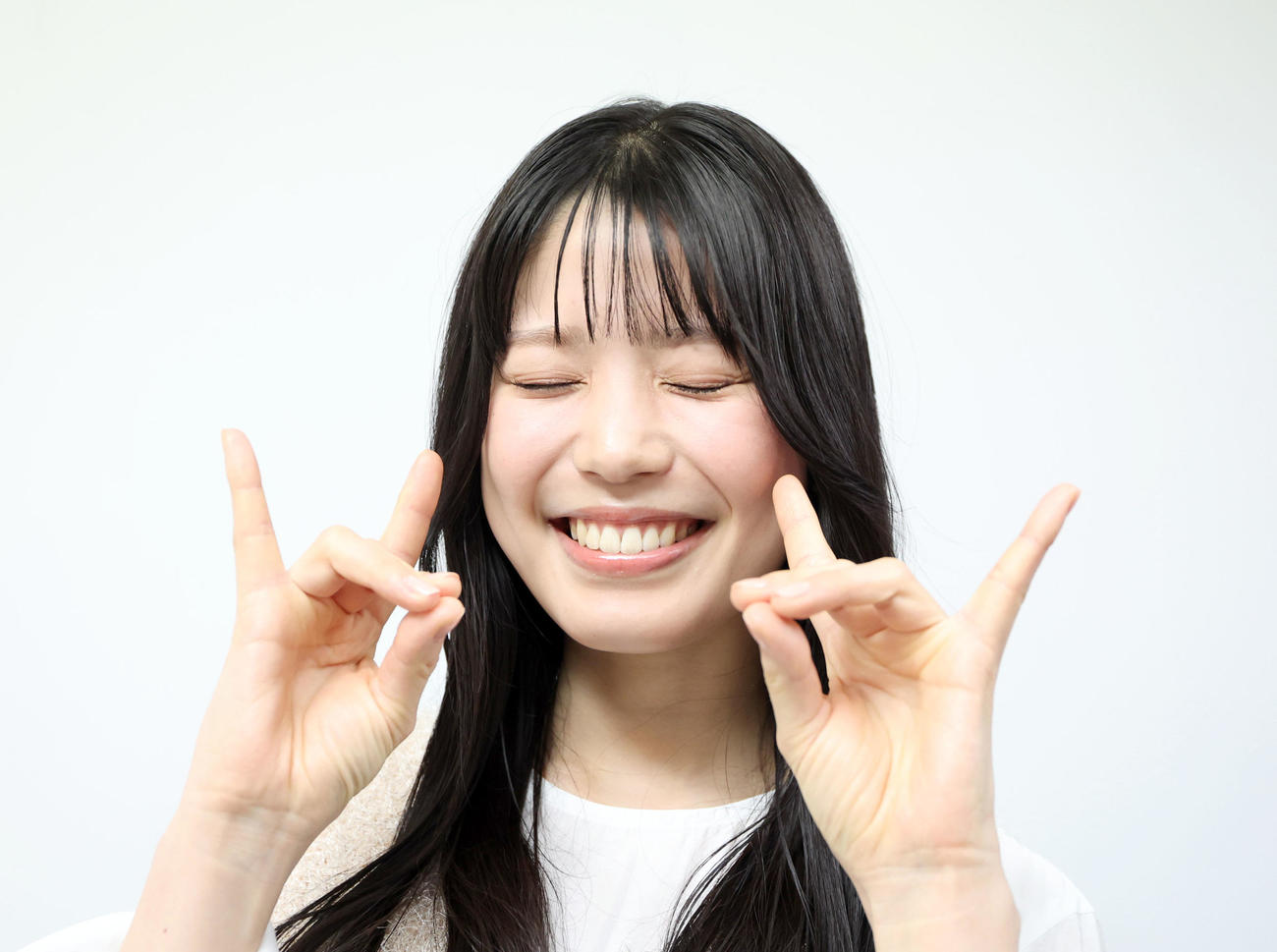 1月、インタビュー後の写真撮影に応じる元ファイターズガールの滝谷美夢（撮影・佐藤翔太）