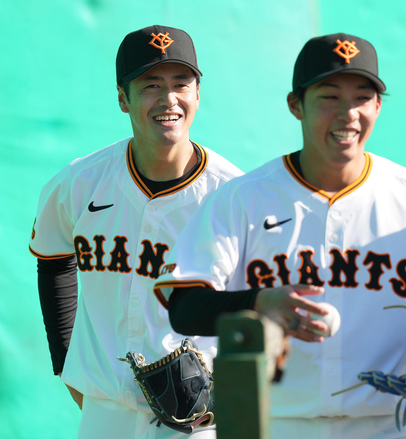 練習で笑顔の巨人西舘。右は赤星（撮影・鈴木みどり）