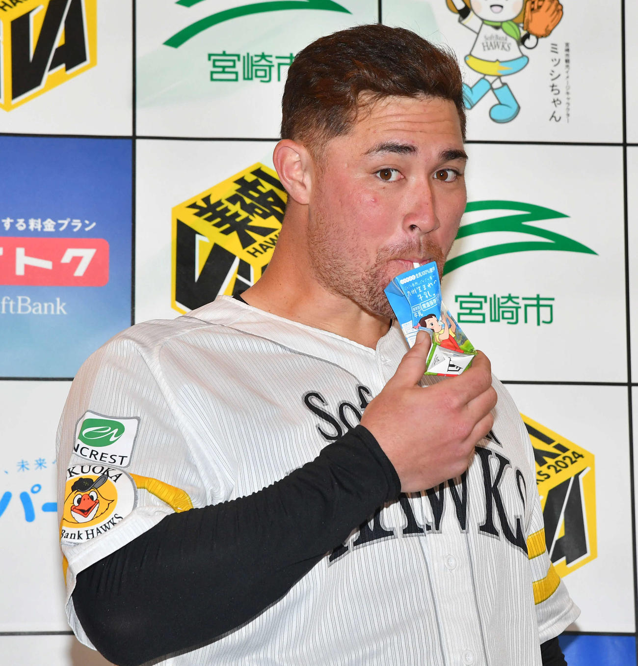 贈呈された牛乳を勢いよく飲むソフトバンクのリチャード（撮影・岩下翔太）