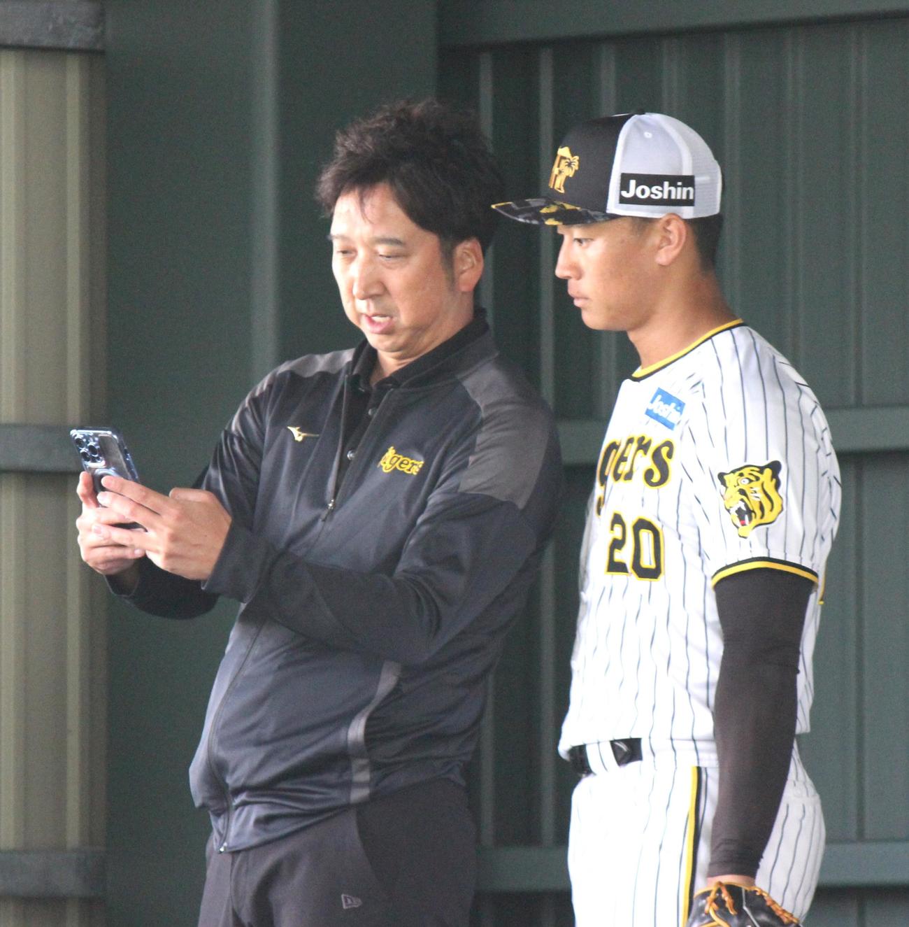 2軍キャンプで森木大智を撮影した動画を見せる藤川球児SA（撮影・柏原誠）