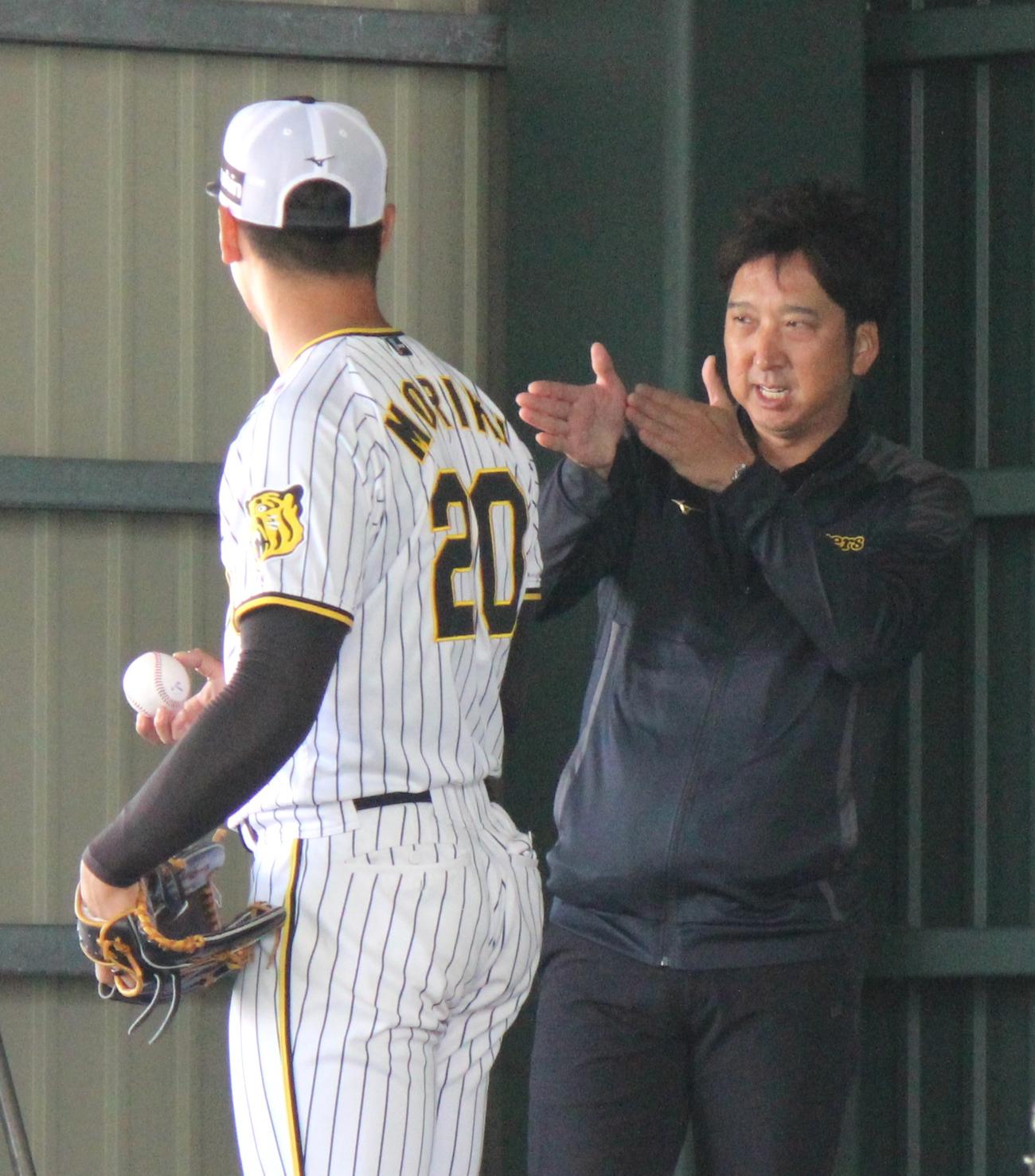 2軍キャンプで森木大智に指導する藤川球児SA（撮影・柏原誠）