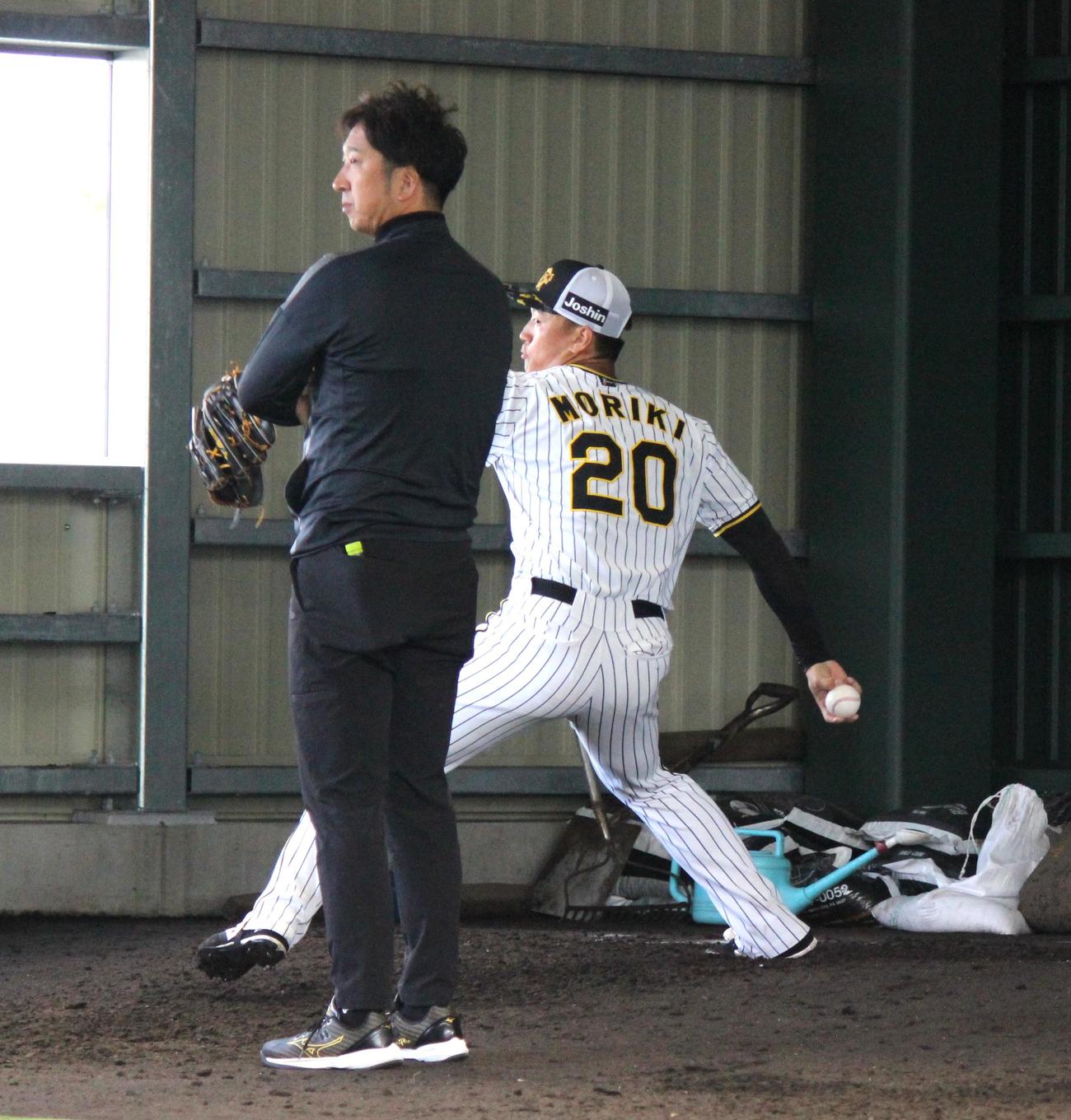 2軍キャンプで藤川球児SAを側に立たせて投球する森木大智（撮影・柏原誠）