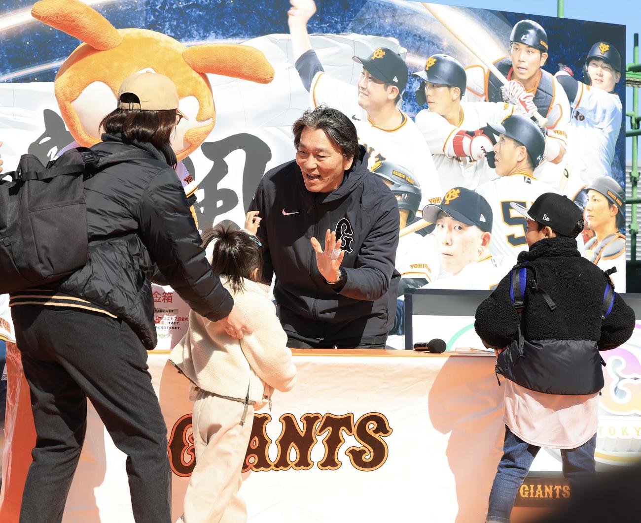 能登半島地震の募金活動でファンの子供と笑顔でハイタッチする巨人臨時コーチの松井秀喜氏(撮影・浅見桂子)