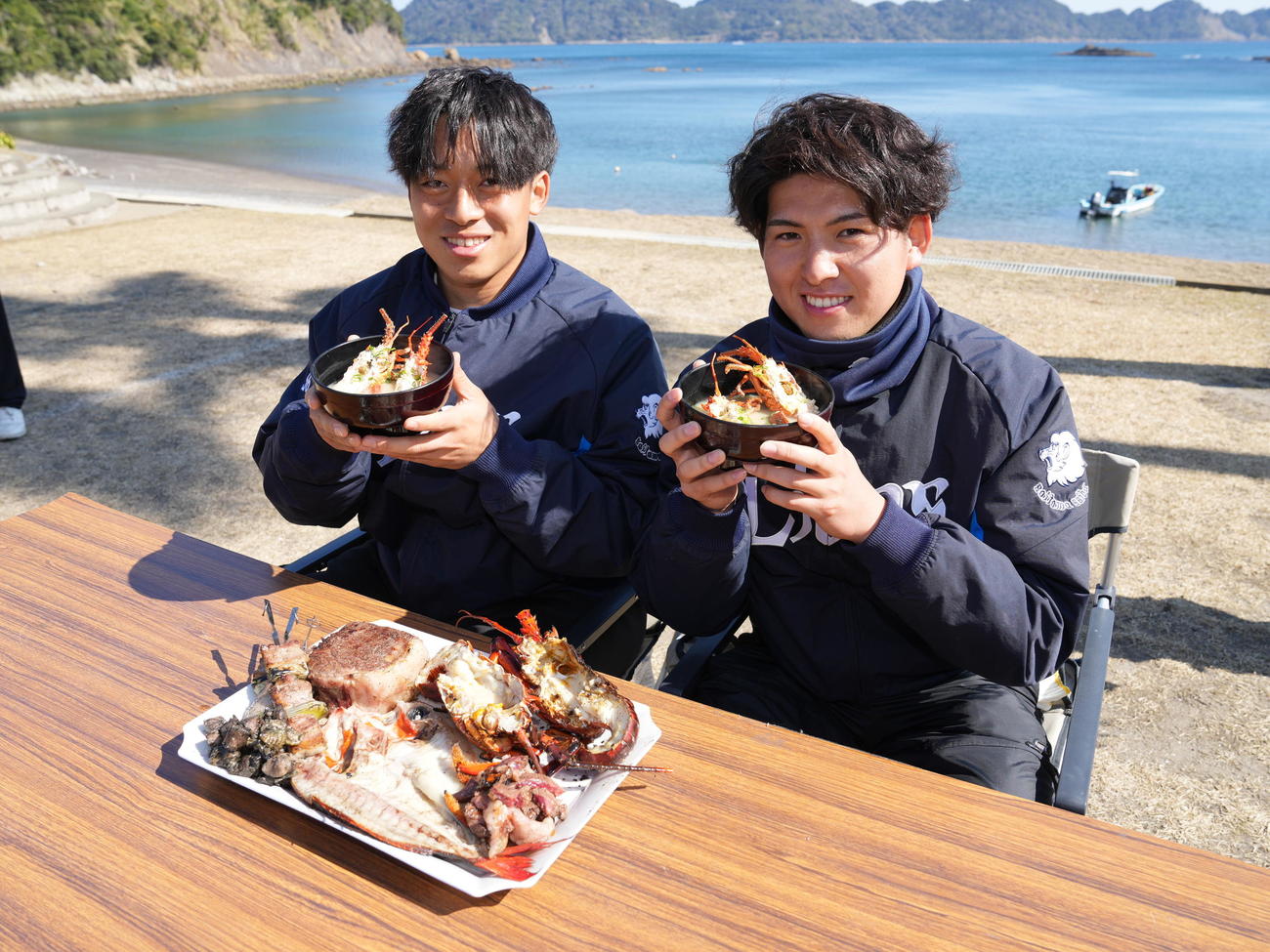 西武南郷キャンプ、キャンプはじめての休日で地元の海産物をいただく西武新人の宮沢（左）と武内（撮影・小沢裕）
