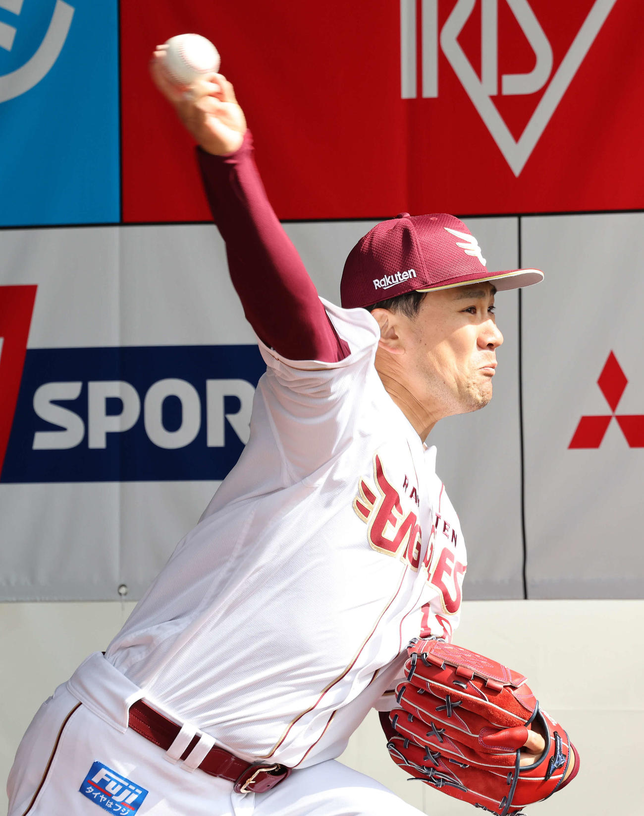 ブルペン投球する楽天田中将（撮影・鈴木正人）