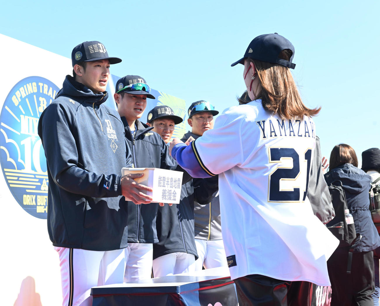 能登半島地震で募金活動をする山崎（左）らオリックスの選手（撮影・和賀正仁）