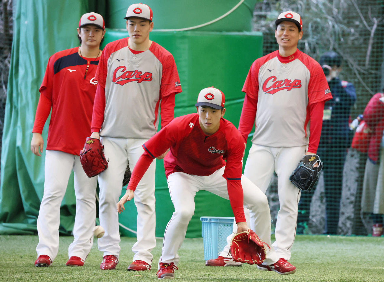 1軍に合流し、ノックを受ける広島ドラフト1位の常広。後ろは左から大道、ドラフト3位の滝田、栗林（撮影・加藤孝規）